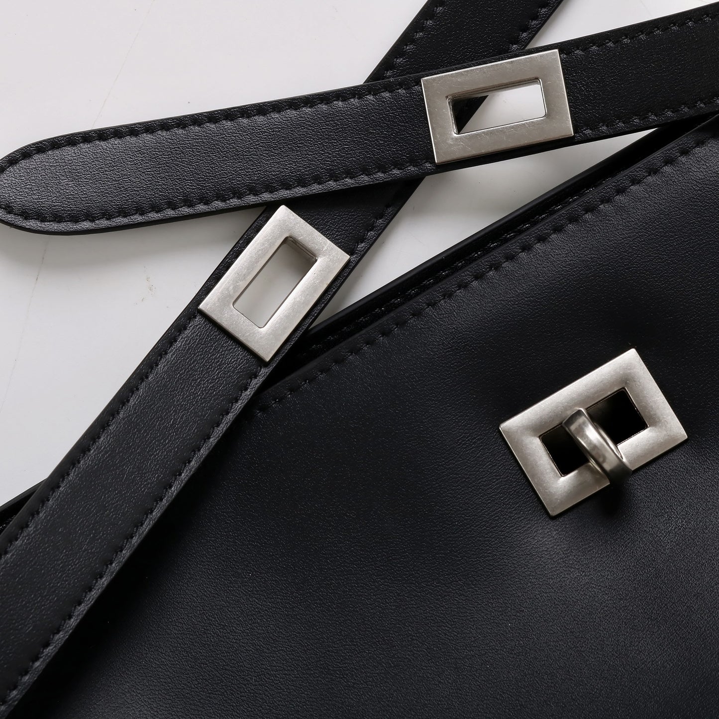 Damen-Umhängetasche aus gewachstem Kalbsleder im Vintage-Stil