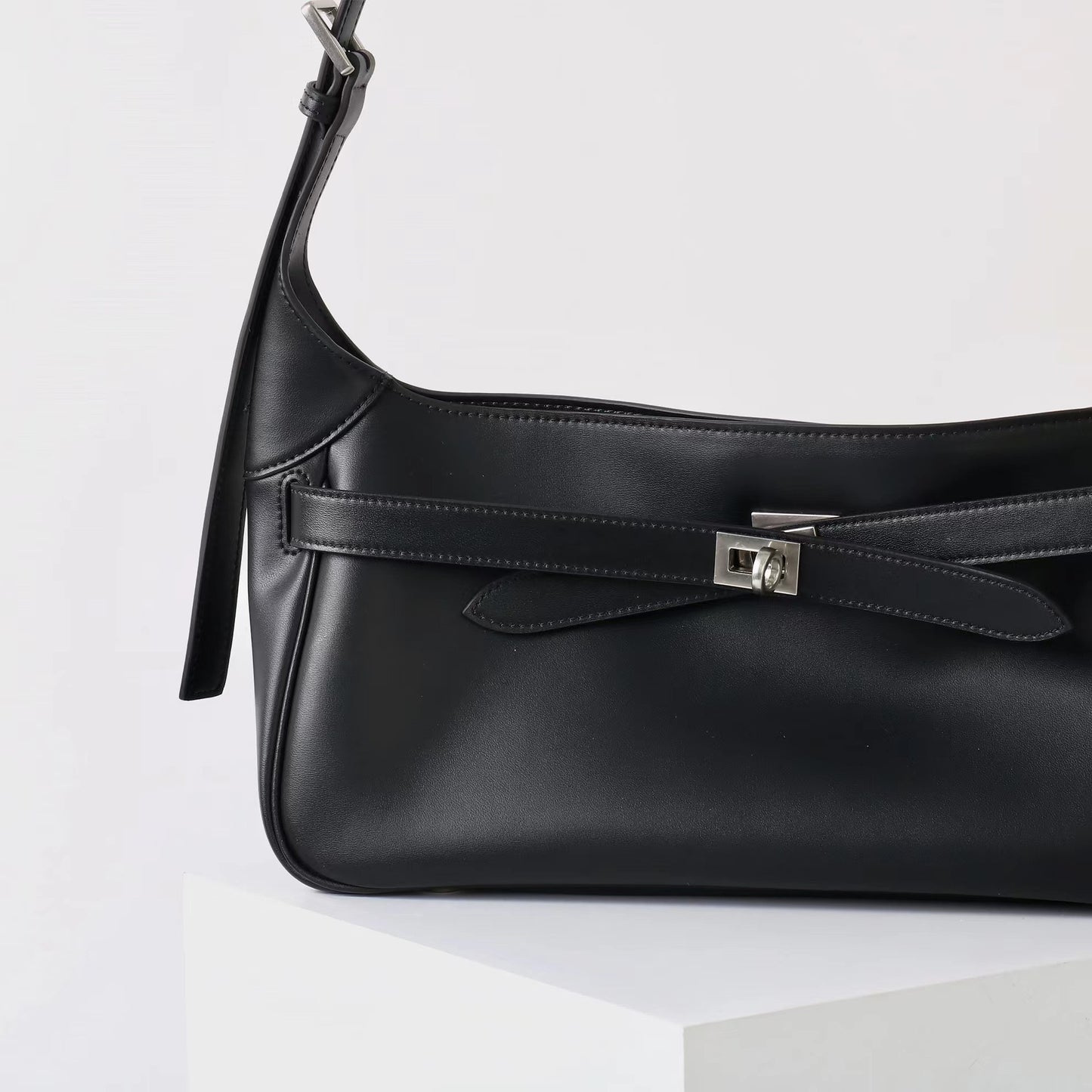 Damen-Umhängetasche aus gewachstem Kalbsleder im Vintage-Stil