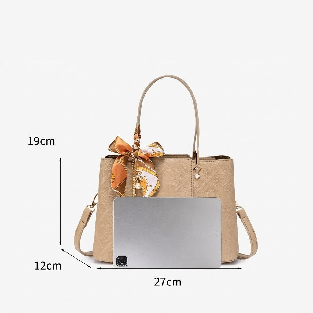 Sac pochette intemporel en cuir écologique végan avec breloque foulard en soie