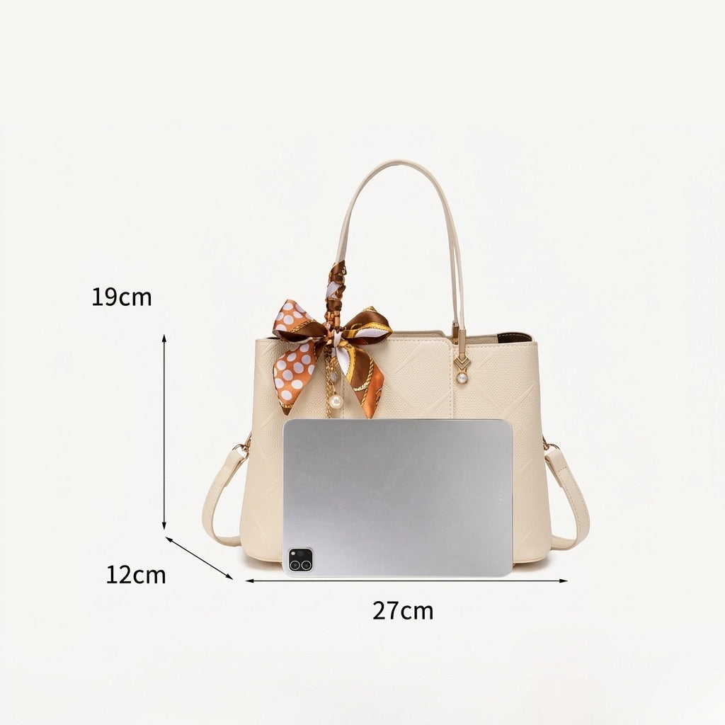 Sac pochette fourre-tout délicat en cuir écologique végan avec breloque foulard en soie