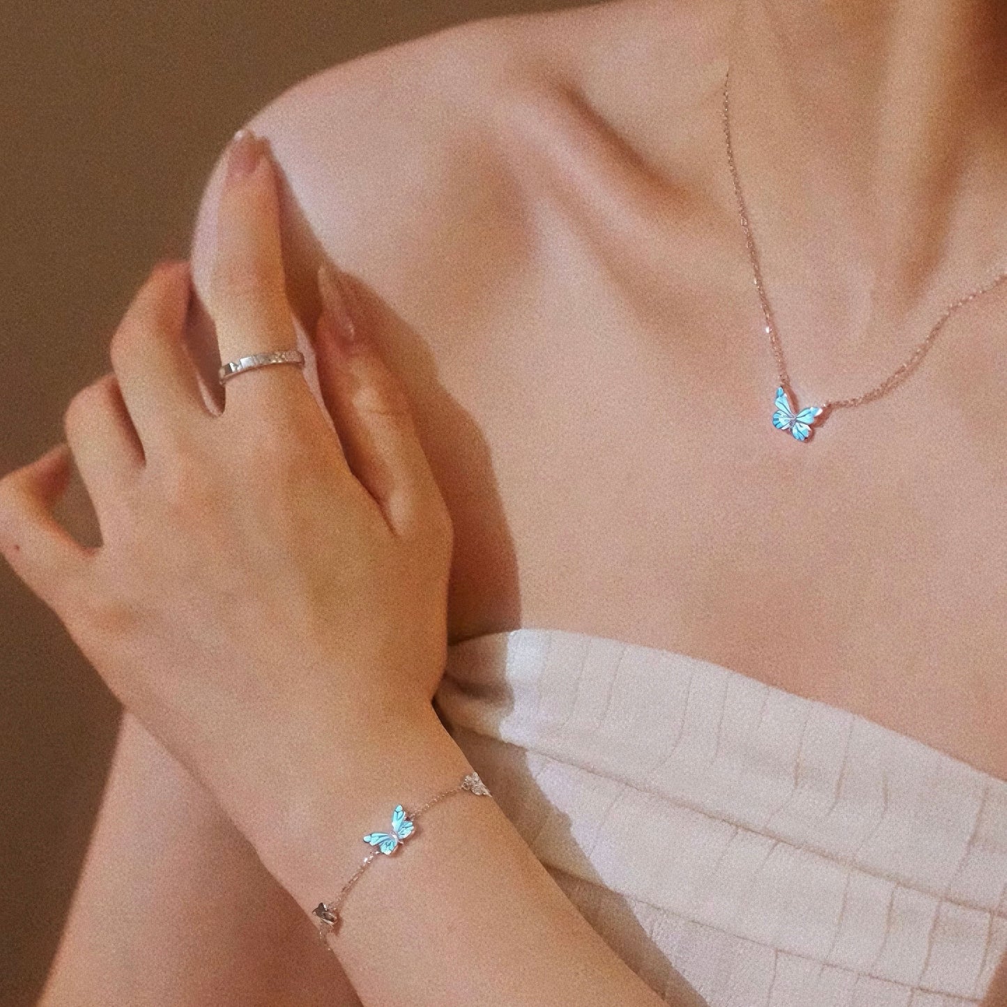 Conjunto 2 en 1 de joyería con mariposa azul soñadora