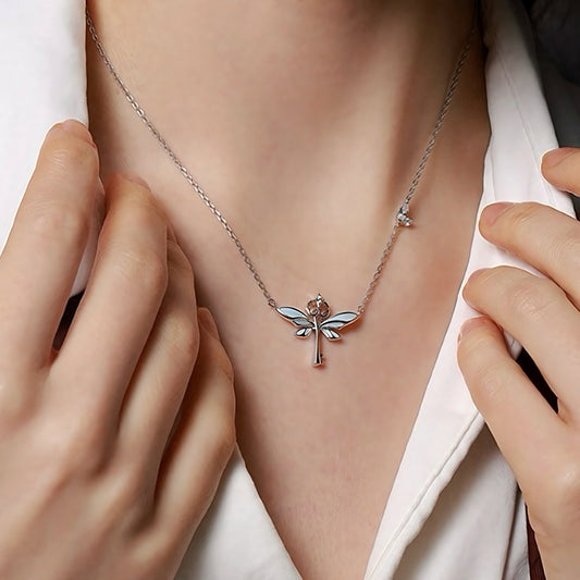 Collier clé papillon bleu magique lumineux