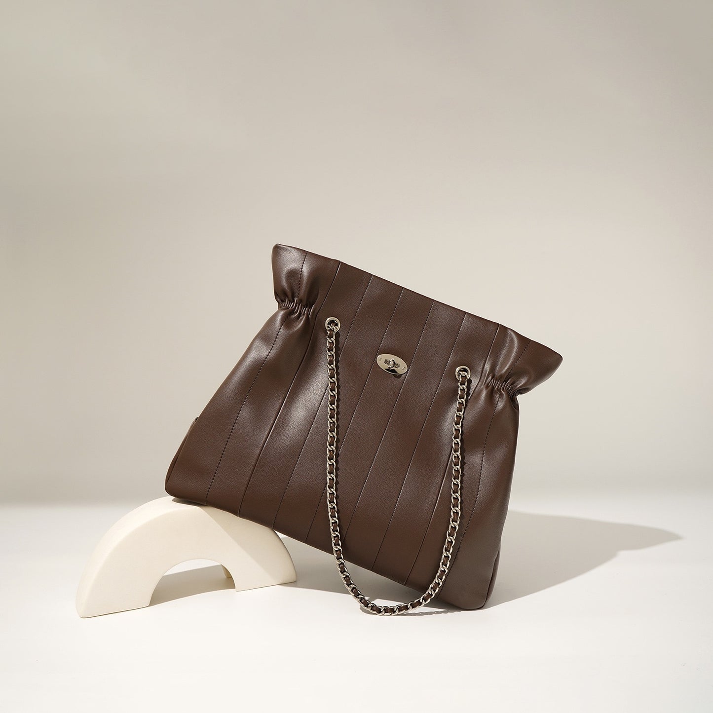 Minimalistische Umhängetasche aus echtem Leder für Damen mit großer Kapazität und Kette