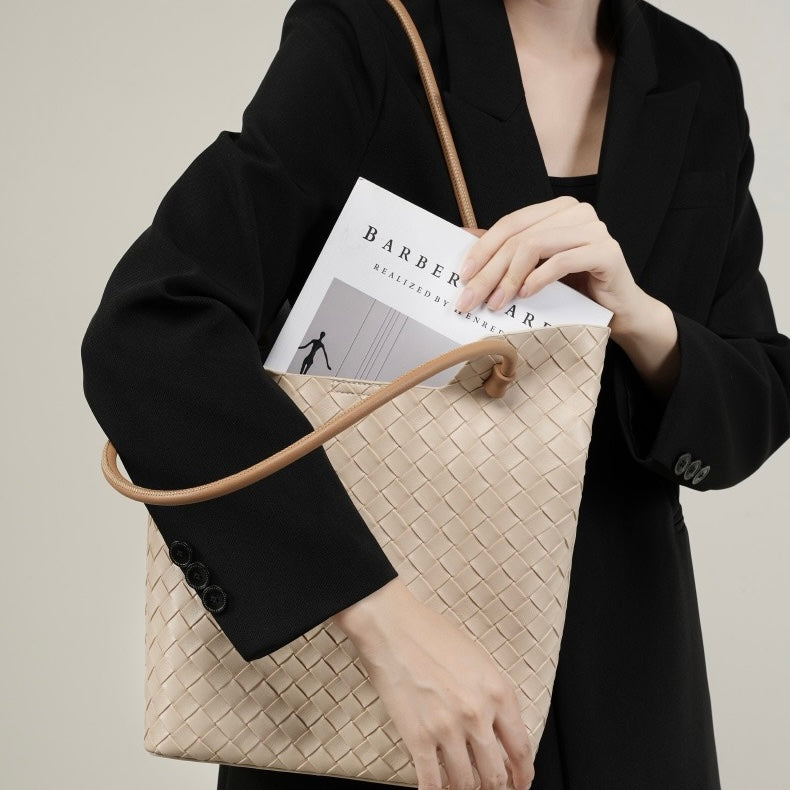 Sac fourre-tout minimaliste en cuir véritable tissé pour femme