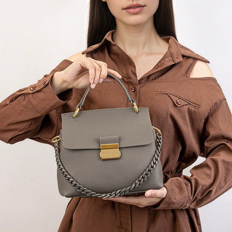 Damen-Umhängetasche aus echtem Leder mit Muschelkette