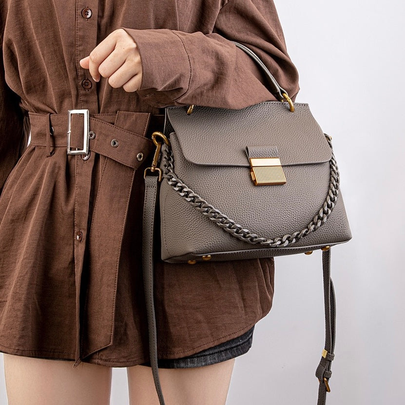 Damen-Umhängetasche aus echtem Leder mit Muschelkette