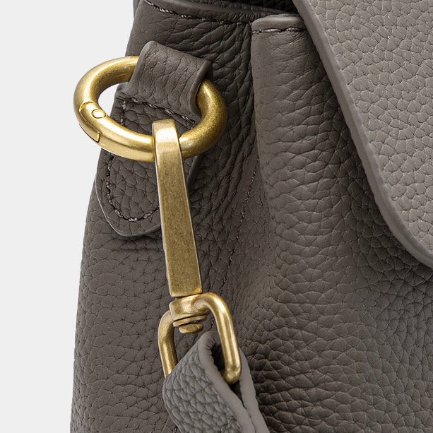 Damen-Umhängetasche aus echtem Leder mit Muschelkette