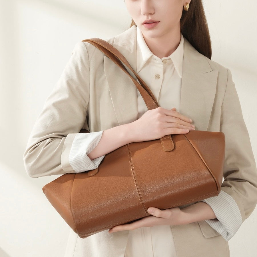 Geflügelte Tragetasche aus echtem Leder für Damen – Minimalistische Pendlertasche mit großem Fassungsvermögen