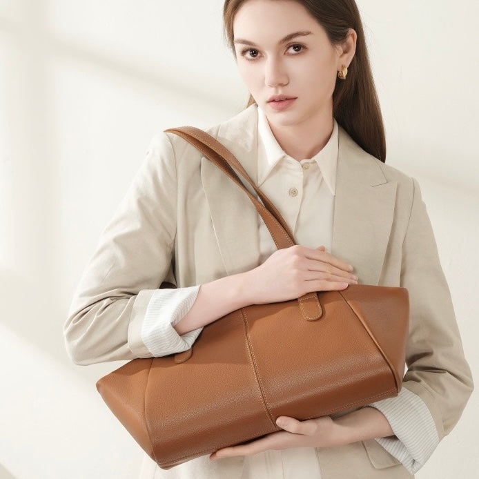 Geflügelte Tragetasche aus echtem Leder für Damen – Minimalistische Pendlertasche mit großem Fassungsvermögen