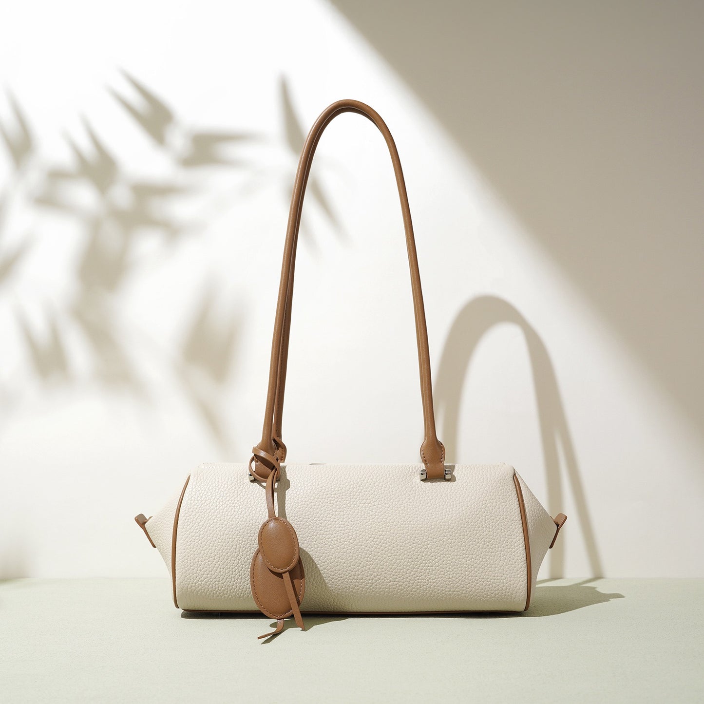 Leichte Luxus-Schulterhandtasche aus echtem Leder für Damen mit Anhänger