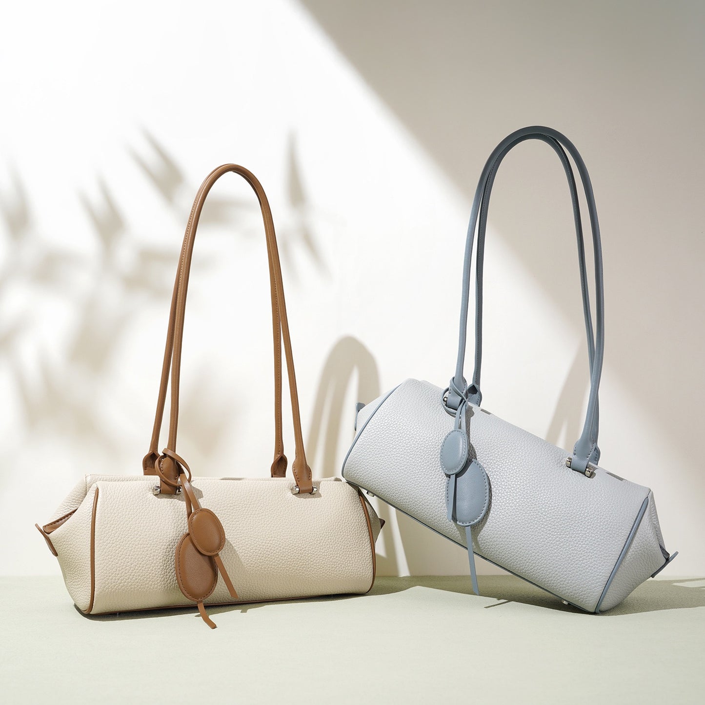 Leichte Luxus-Schulterhandtasche aus echtem Leder für Damen mit Anhänger