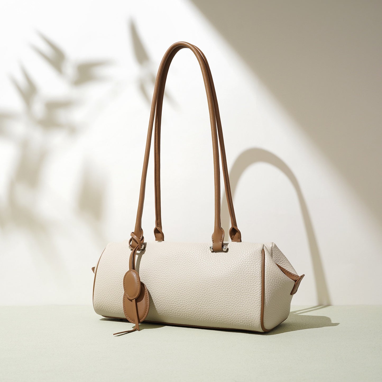 Leichte Luxus-Schulterhandtasche aus echtem Leder für Damen mit Anhänger