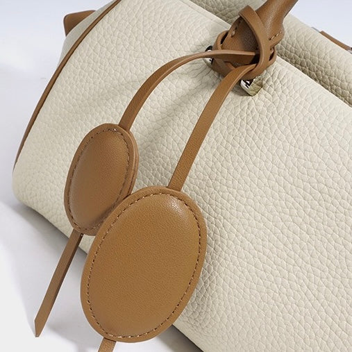 Leichte Luxus-Schulterhandtasche aus echtem Leder für Damen mit Anhänger