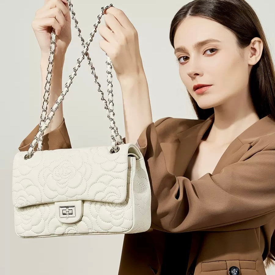 Bolso bandolera acolchado de piel auténtica de oveja para mujer con cadena y camelia