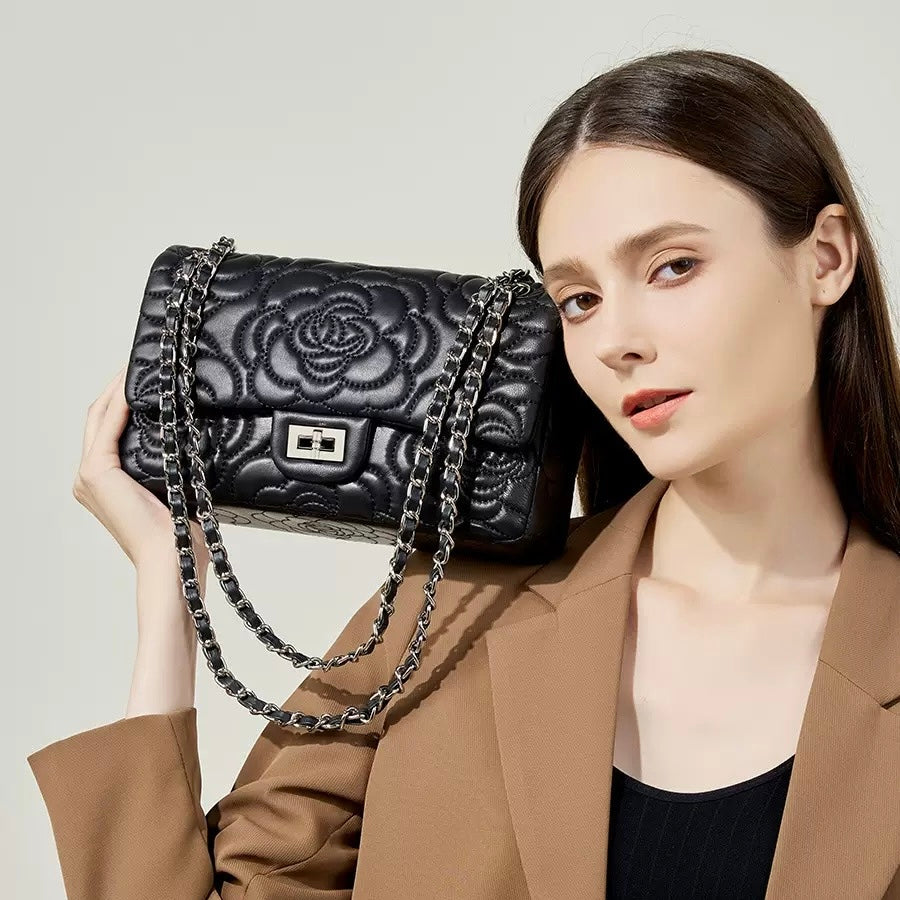Bolso bandolera acolchado de piel auténtica de oveja para mujer con cadena y camelia