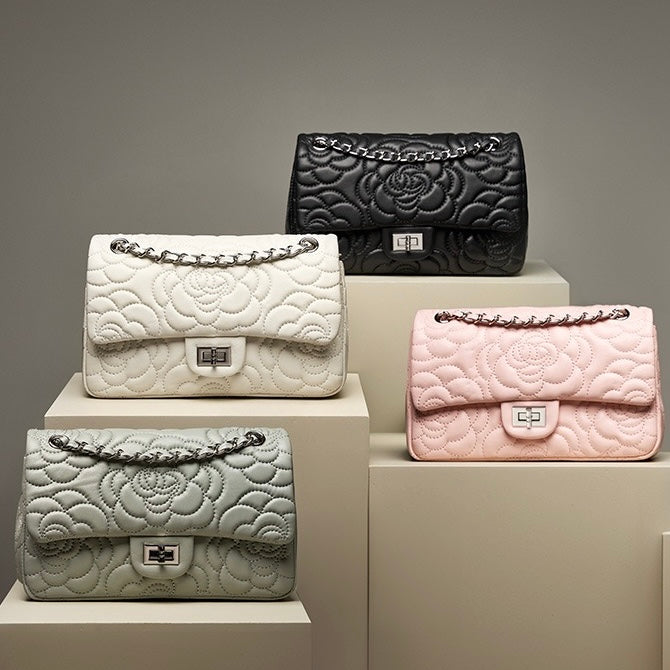 Bolso bandolera acolchado de piel auténtica de oveja para mujer con cadena y camelia