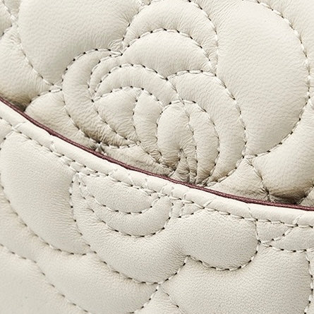 Bolso bandolera acolchado de piel auténtica de oveja para mujer con cadena y camelia