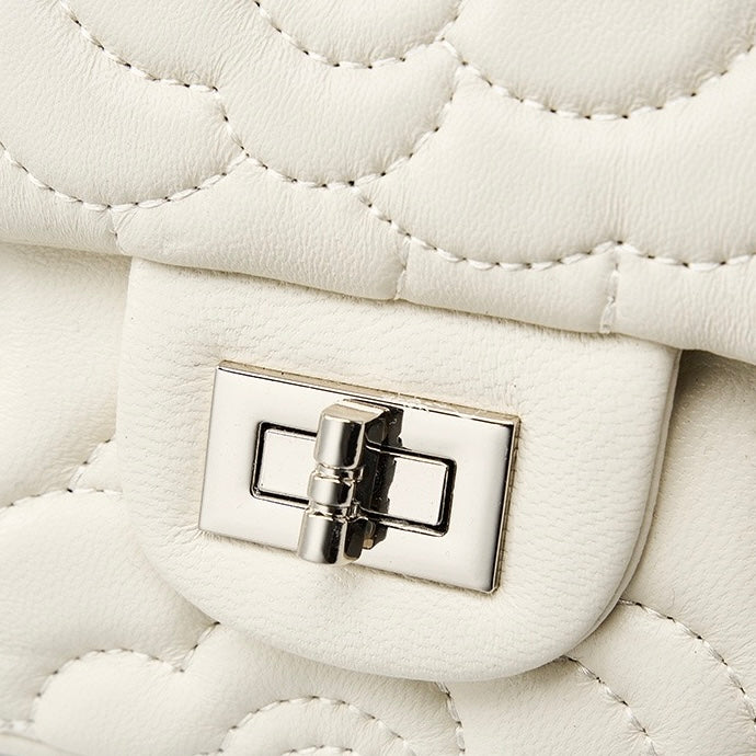 Bolso bandolera acolchado de piel auténtica de oveja para mujer con cadena y camelia