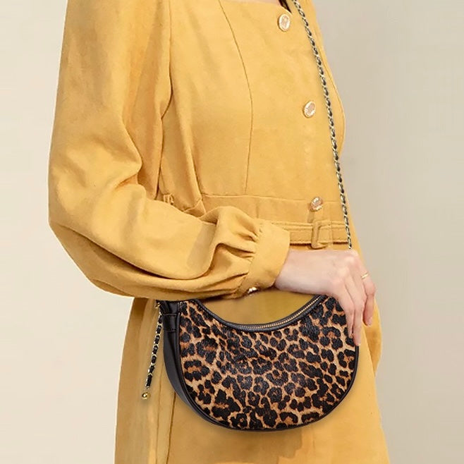 Damen-Umhängetasche in Halbmondform aus echtem Leder mit Leopardenmuster