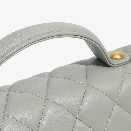 Damen-Umhängetasche aus echtem Leder mit gesteppter Kette