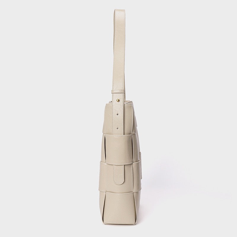 Beigefarbene Schultertasche aus gewebtem Leder