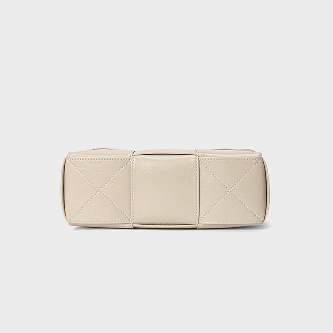 Beigefarbene Schultertasche aus gewebtem Leder
