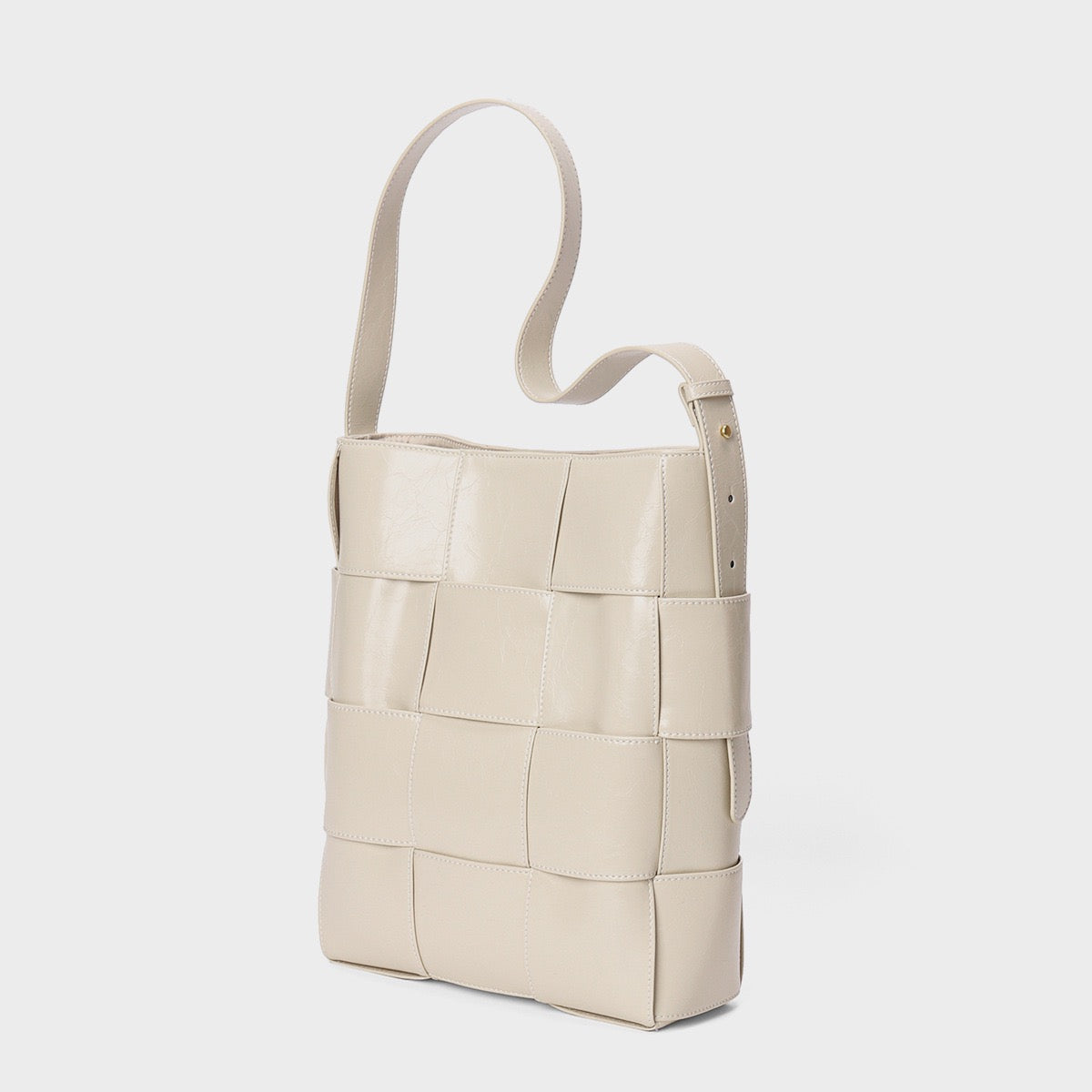 Beigefarbene Schultertasche aus gewebtem Leder