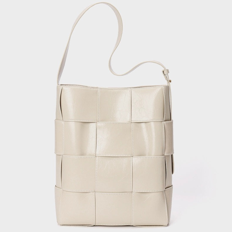 Beigefarbene Schultertasche aus gewebtem Leder