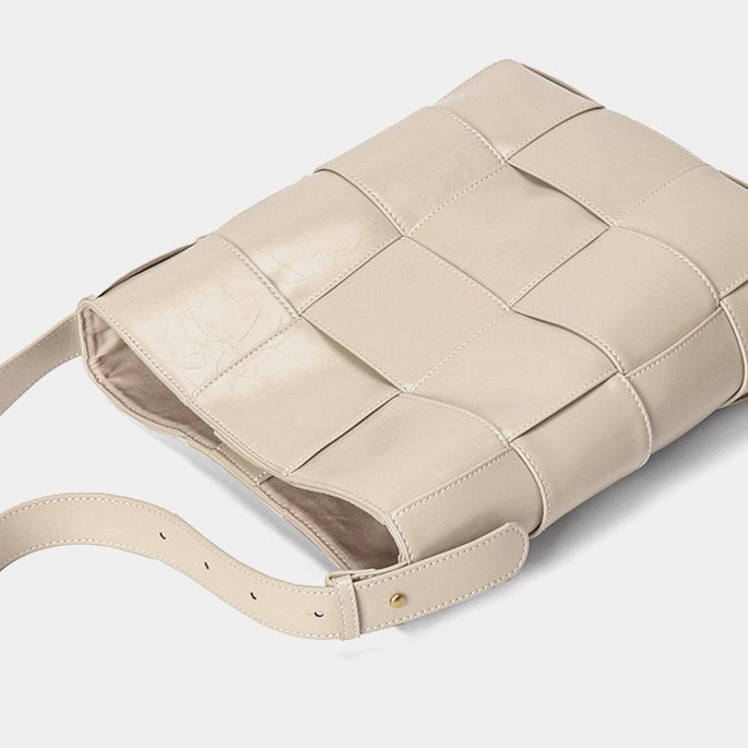 Beigefarbene Schultertasche aus gewebtem Leder