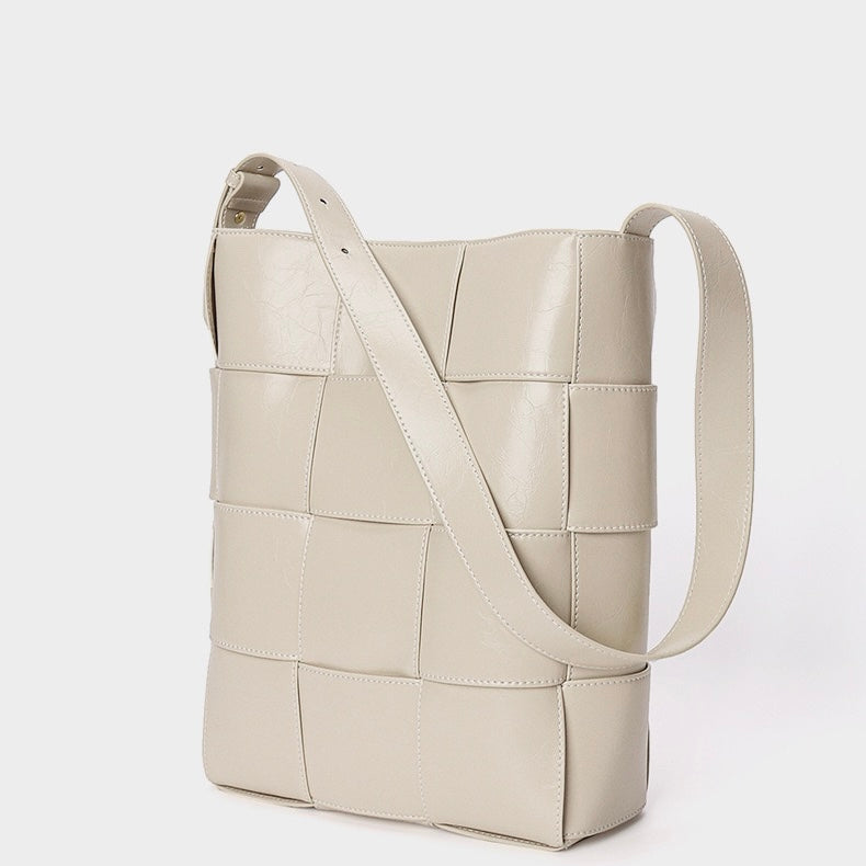 Beigefarbene Schultertasche aus gewebtem Leder