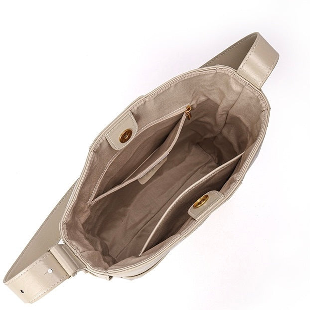 Beigefarbene Schultertasche aus gewebtem Leder