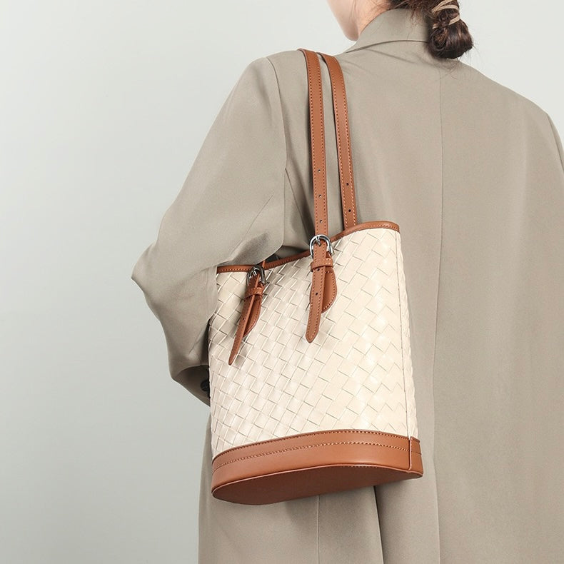 Bucket Tote Bag aus gewebtem Echtleder in Blockfarben