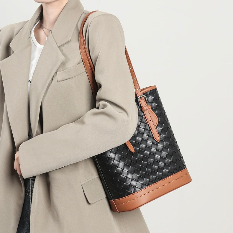 Bucket Tote Bag aus gewebtem Echtleder in Blockfarben