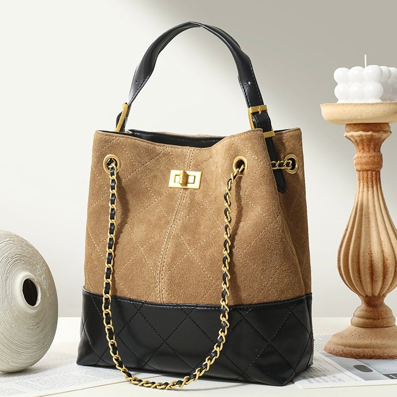 Beuteltasche aus echtem Wildleder mit Farbblock-Kette