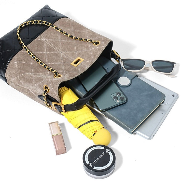 Beuteltasche aus echtem Wildleder mit Farbblock-Kette