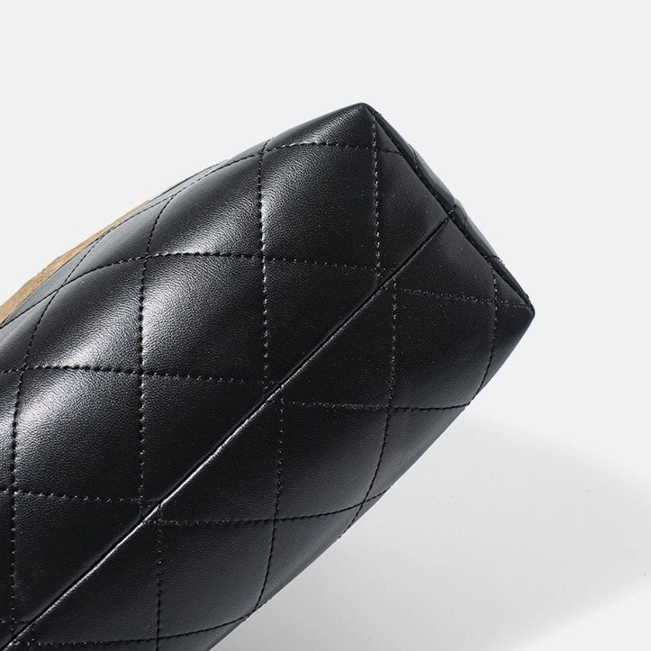 Beuteltasche aus echtem Wildleder mit Farbblock-Kette