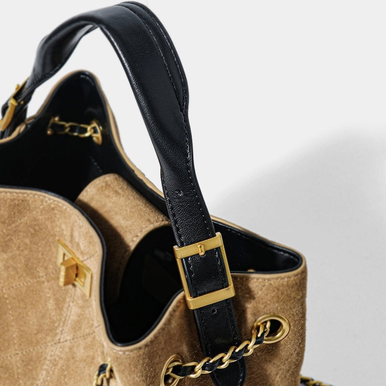 Beuteltasche aus echtem Wildleder mit Farbblock-Kette