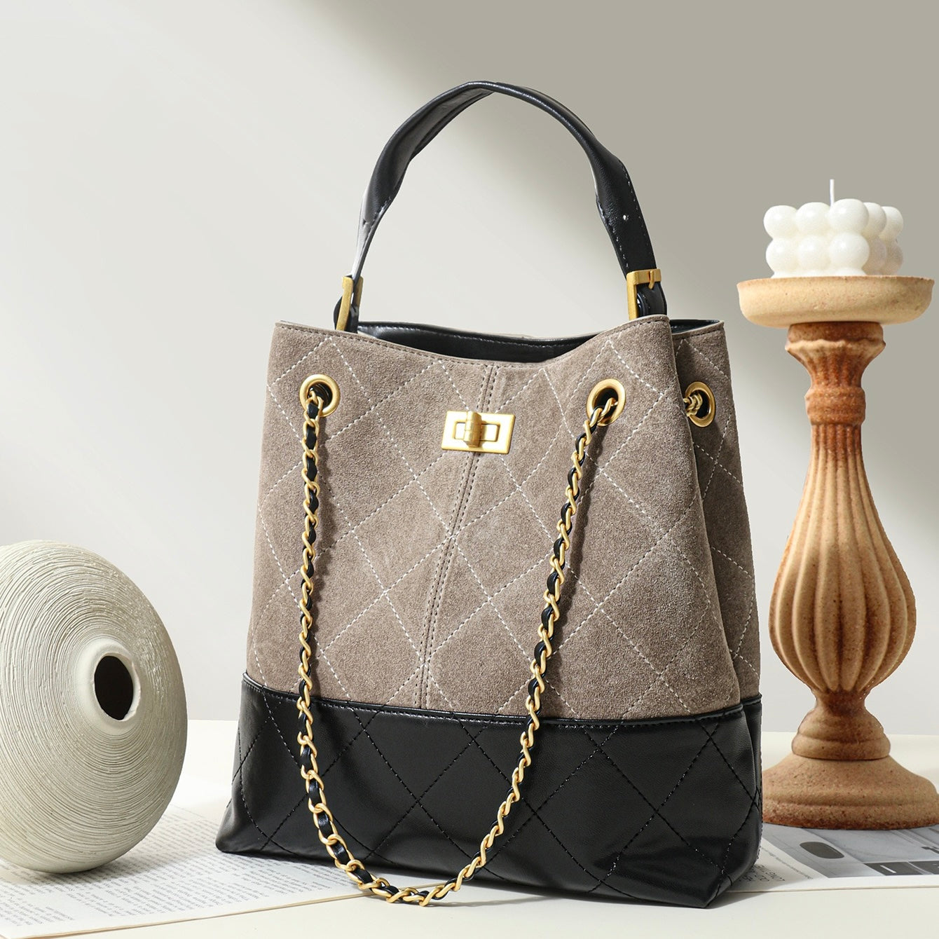 Beuteltasche aus echtem Wildleder mit Farbblock-Kette