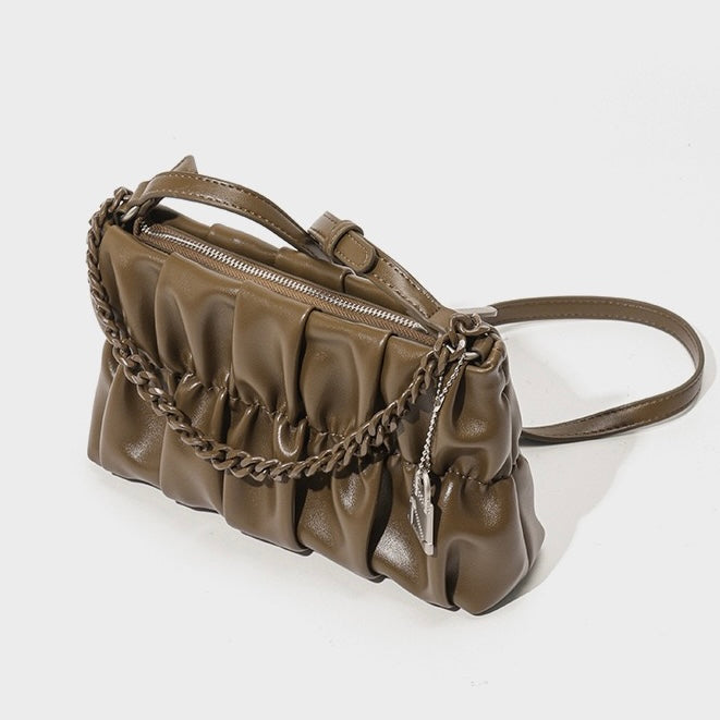 Strukturierte Schultertasche aus echtem Leder in Olivgrün mit Kette und Schlossanhänger