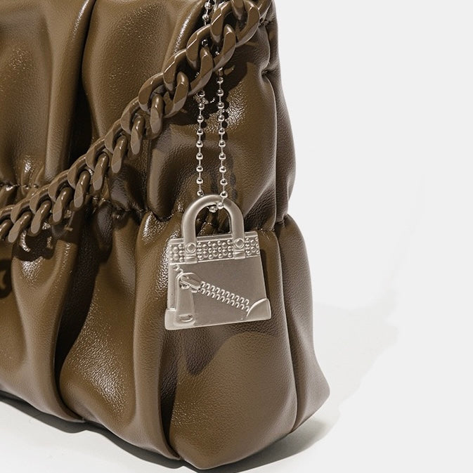 Strukturierte Schultertasche aus echtem Leder in Olivgrün mit Kette und Schlossanhänger