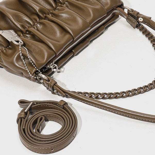 Strukturierte Schultertasche aus echtem Leder in Olivgrün mit Kette und Schlossanhänger