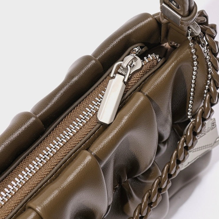 Strukturierte Schultertasche aus echtem Leder in Olivgrün mit Kette und Schlossanhänger