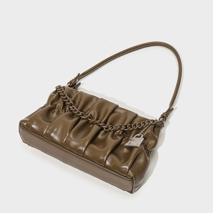 Strukturierte Schultertasche aus echtem Leder in Olivgrün mit Kette und Schlossanhänger