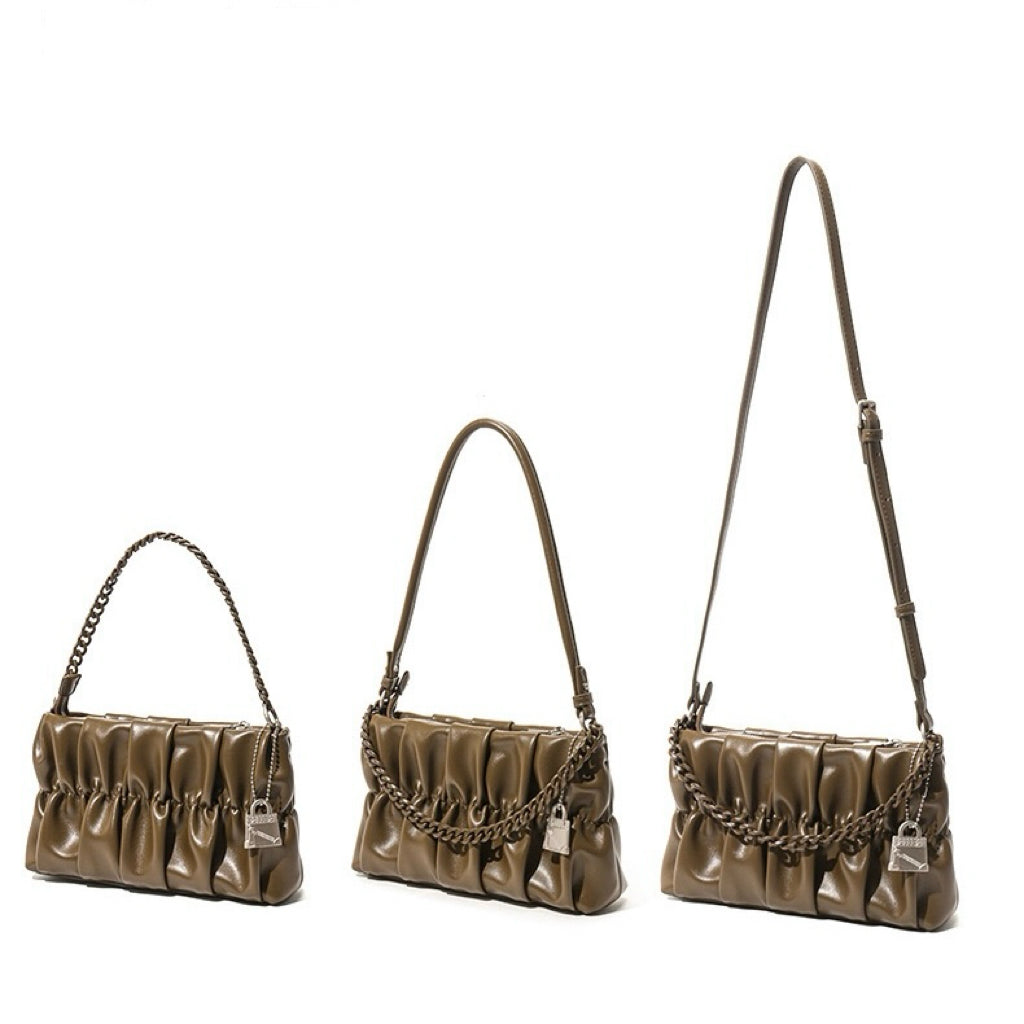 Strukturierte Schultertasche aus echtem Leder in Olivgrün mit Kette und Schlossanhänger