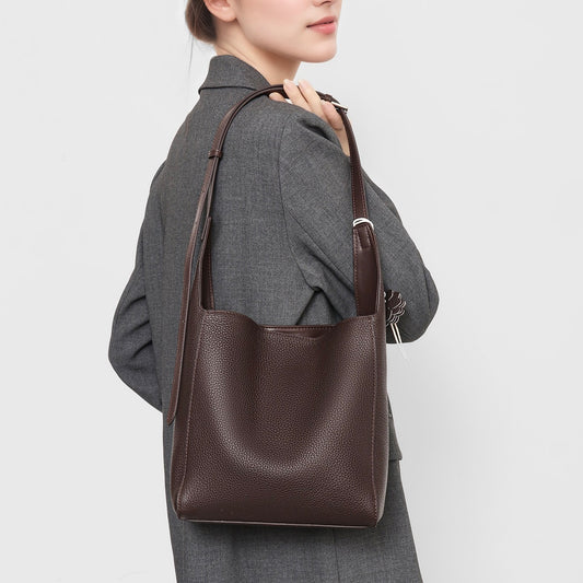 Bolso Hobo de Cuero Genuino Texturizado con Adorno Floral