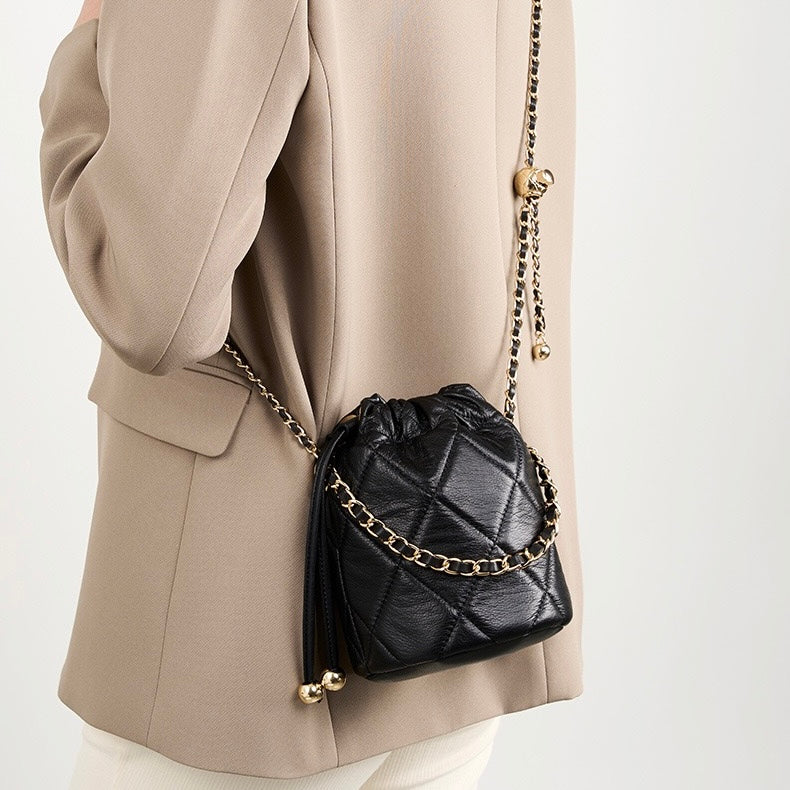 Bolso tipo cubo elegante de cuero genuino para mujer con correa de cadena