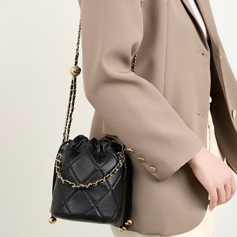 Bolso tipo cubo elegante de cuero genuino para mujer con correa de cadena