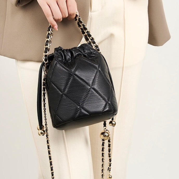 Bolso tipo cubo elegante de cuero genuino para mujer con correa de cadena