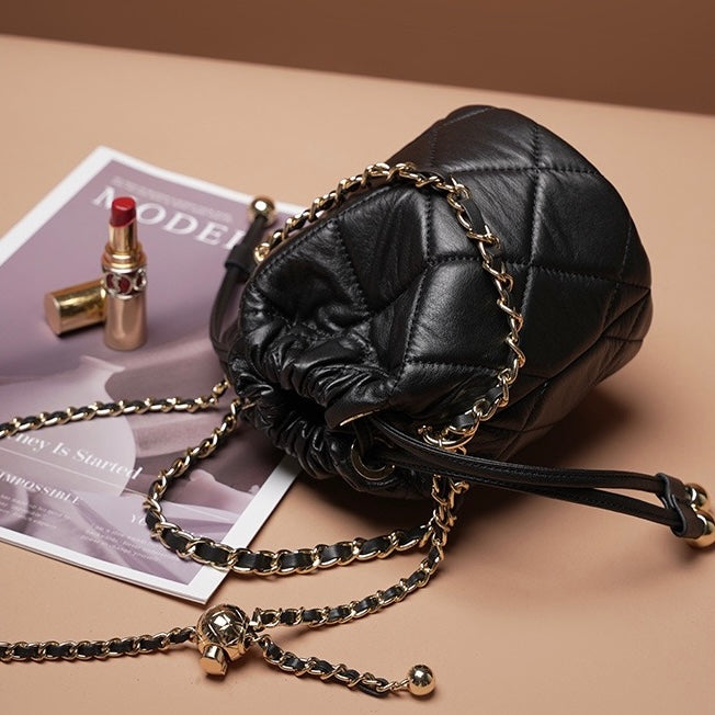 Bolso tipo cubo elegante de cuero genuino para mujer con correa de cadena