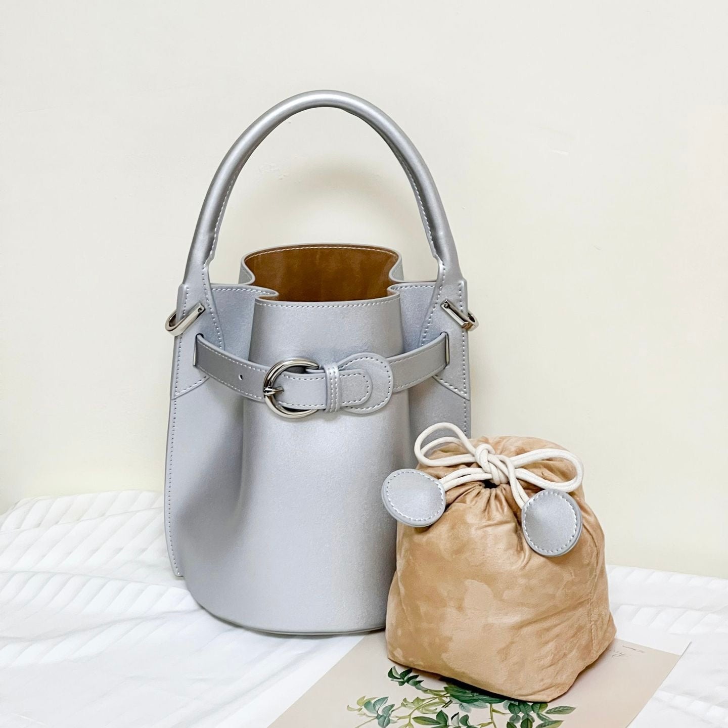 Geantă crossbody mini tip găleată din piele naturală, elegantă și rafinată pentru femei